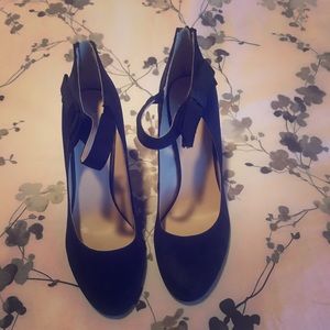 Nine west navy blue suede shoe w black bow. Nwt